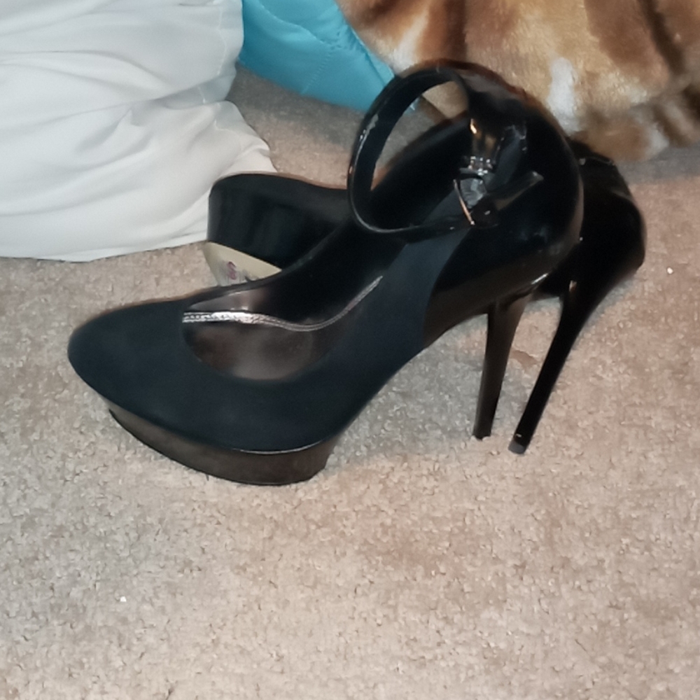 Heels - Picture 3 of 3